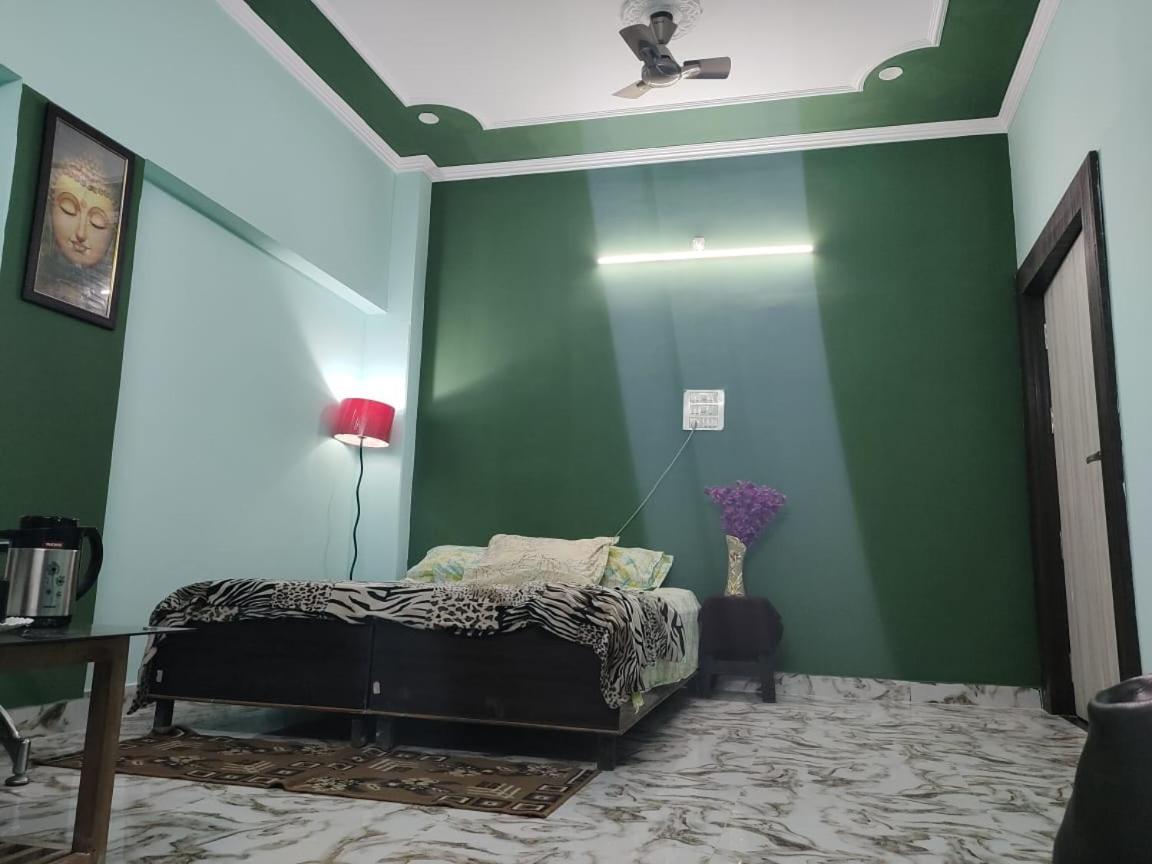 Banaras House 100Mtr Far From Banaras Station Opposite To Gate No 2Entry Benares Buitenkant foto