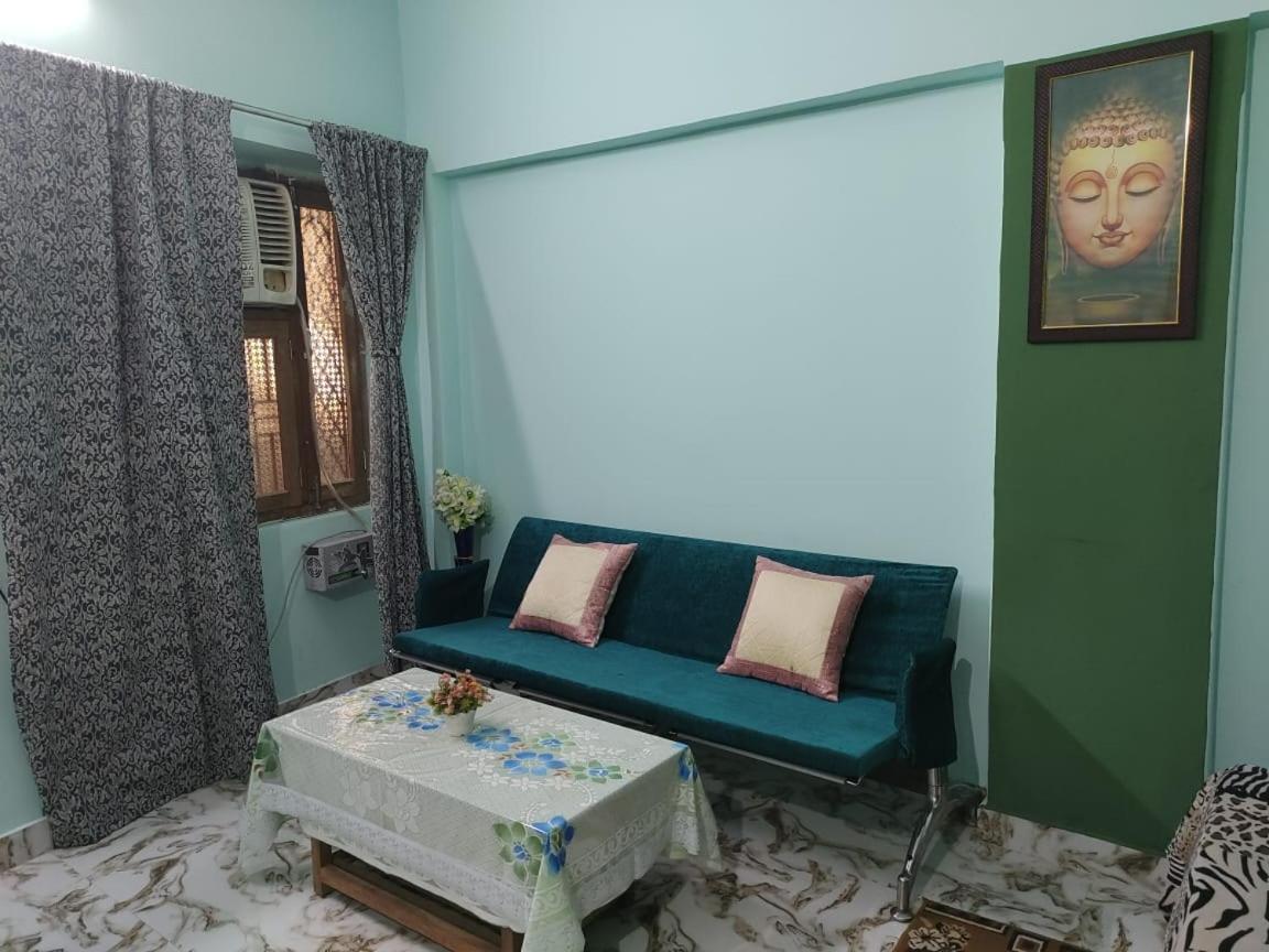 Banaras House 100Mtr Far From Banaras Station Opposite To Gate No 2Entry Benares Buitenkant foto