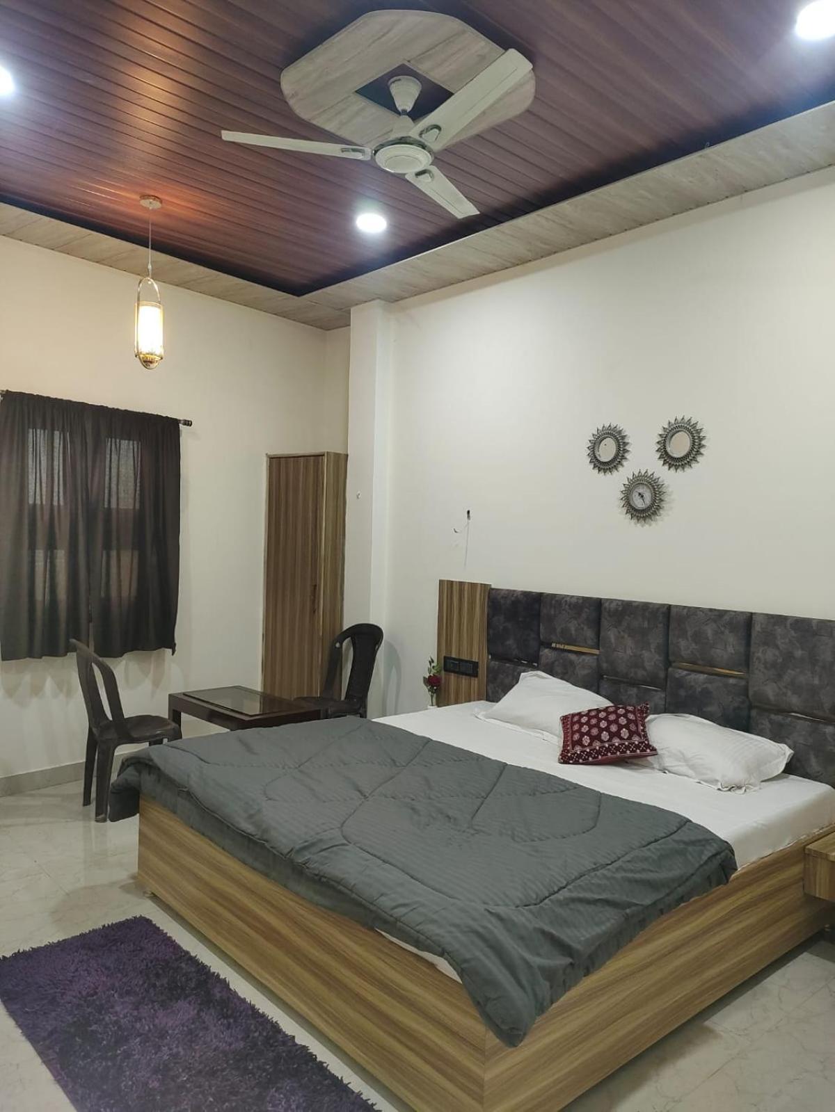 Banaras House 100Mtr Far From Banaras Station Opposite To Gate No 2Entry Benares Buitenkant foto